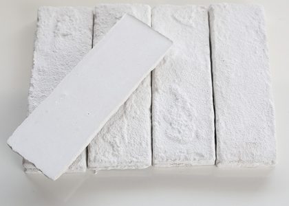 Gạch thẻ giả cổ được sản xuất với bề mặt thô, giống với những viên gạch cổ xưa, tô điểm nét đẹp truyền thống