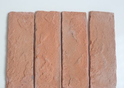 Gạch cổ được làm từ các vật liệu tự nhiên và được sản xuất không nung trên dây chuyền công nghệ hiện đại của Châu Âu, chịu được mọi thời tiết và môi trường khắc nghiệt
