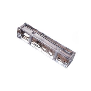 Gạch kính lấy sáng mang dáng dài hình hộp chữ nhật thanh mảnh, bên trong là hiệu ứng họa tiết thủy tinh xoắn lạ mắt