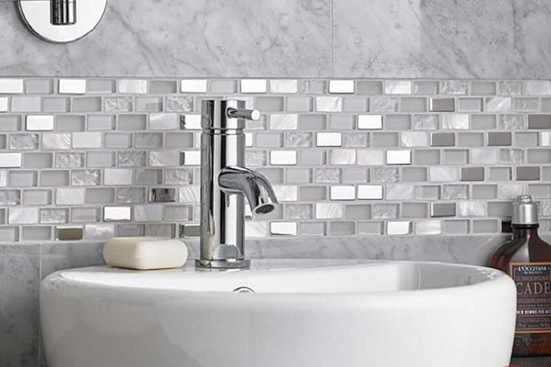Gạch mosaic thủy tinh – Ánh sáng lấp lánh cho phòng tắm sang trọng
