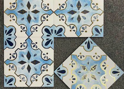 Chất liệu gạch bông khắc vàng kim là đá granite siêu bền, bề mặt ánh nhũ vàng, khó phai màu