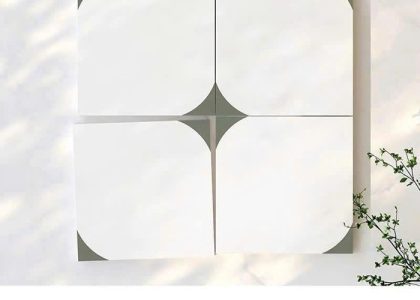 Gạch bông làm từ chất liệu Ceramic cao cấp, độ bền cao, có khả năng chống ăn mòn tốt