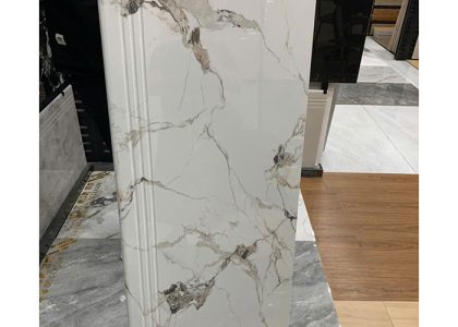 Gạch ốp lát bậc cầu thang có bề mặt bóng, có rãnh, kẻ chỉ, hạn chế trơn trượt tối ưu