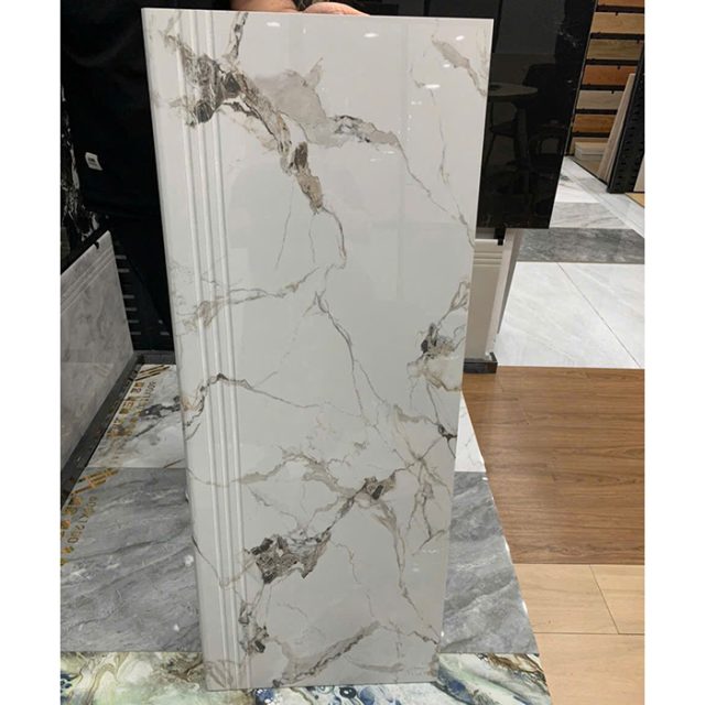 Gạch ốp lát bậc cầu thang có bề mặt bóng, có rãnh, kẻ chỉ, hạn chế trơn trượt tối ưu