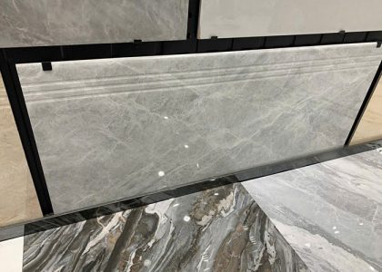 Gạch ốp lát bậc cầu thang có bề mặt bóng, có rãnh, kẻ chỉ, hạn chế trơn trượt tối ưu