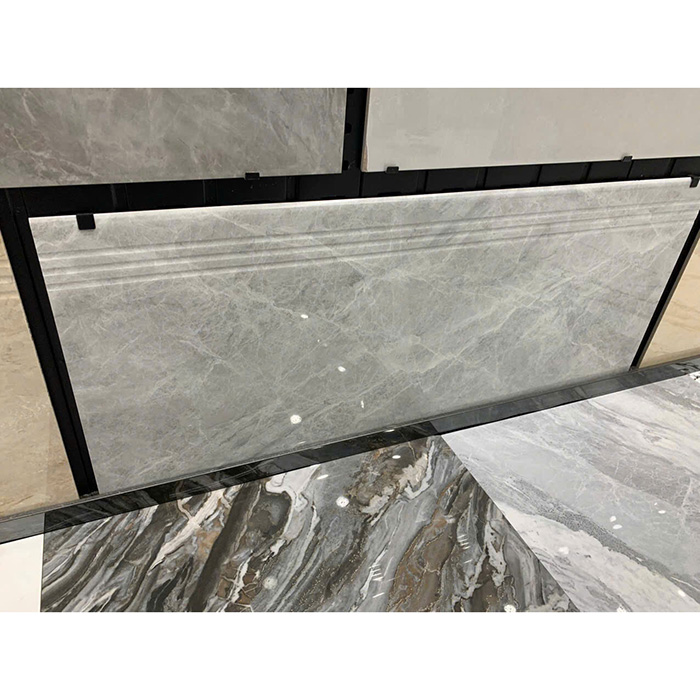 Gạch ốp lát bậc cầu thang có bề mặt bóng, có rãnh, kẻ chỉ, hạn chế trơn trượt tối ưu