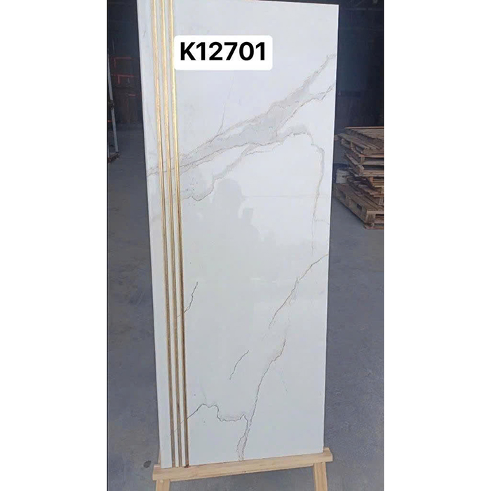 Gạch ốp lát bậc cầu thang có bề mặt bóng, có rãnh, kẻ chỉ, hạn chế trơn trượt tối ưu