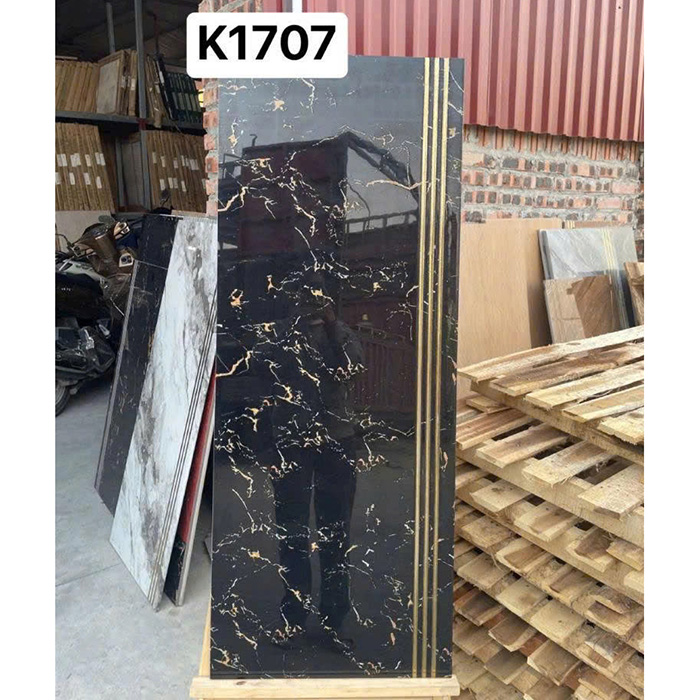 Gạch ốp lát bậc cầu thang khắc kim với kích thước 47x120cm phù hợp với hầu hết cầu thang tại Việt Nam