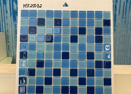 Gạch ốp bể bơi mosaic MT-MST25032 là sự hòa quyện tinh tế giữa các gam màu xanh lam, xanh ngọc và xanh coban