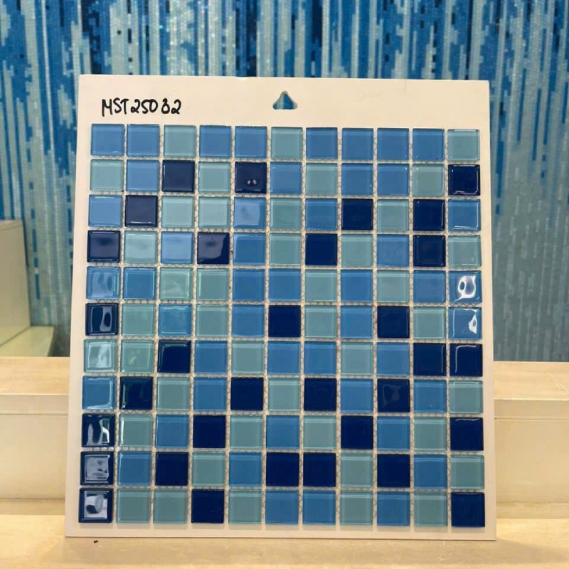 Gạch ốp bể bơi mosaic MT-MST25032 là sự hòa quyện tinh tế giữa các gam màu xanh lam, xanh ngọc và xanh coban