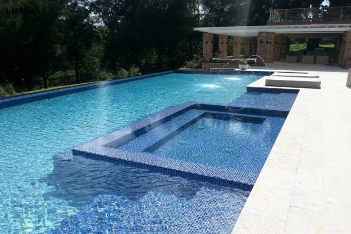 Gạch ốp lát bể bơi chống trơn – An toàn từng bước chân