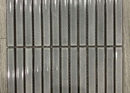 Gạch thẻ cao cấp có cấu tạo chắc chắn và có độ bền cao, không bị phai màu, đảm bảo công trình luôn đẹp bền vững theo thời gian