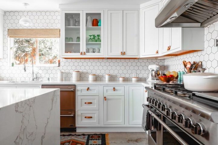 Không gian bếp là nơi hội tụ của gia đình, và gạch mosaic chính là chất liệu hoàn hảo để tạo điểm nhấn trong khu vực này