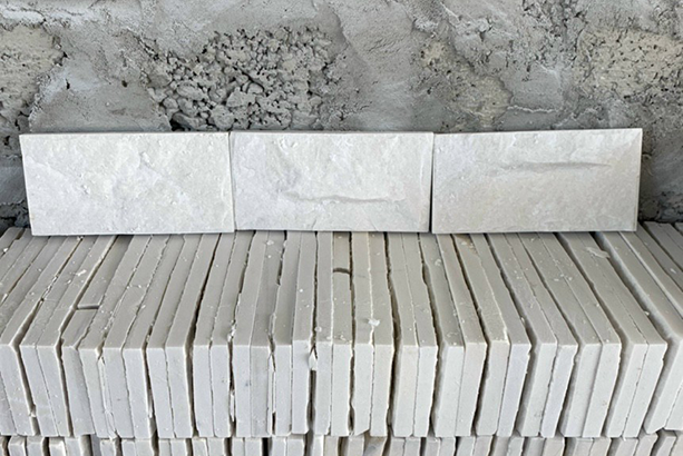 Khám phá vẻ đẹp mộc mạc của đá bóc cho không gian sống