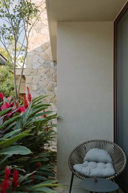 Thi công đá rối vàng ốp tường phong cách cổ điển