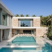 Thi công đá rối vàng ốp tường đẹp, bền, chuẩn kỹ thuật