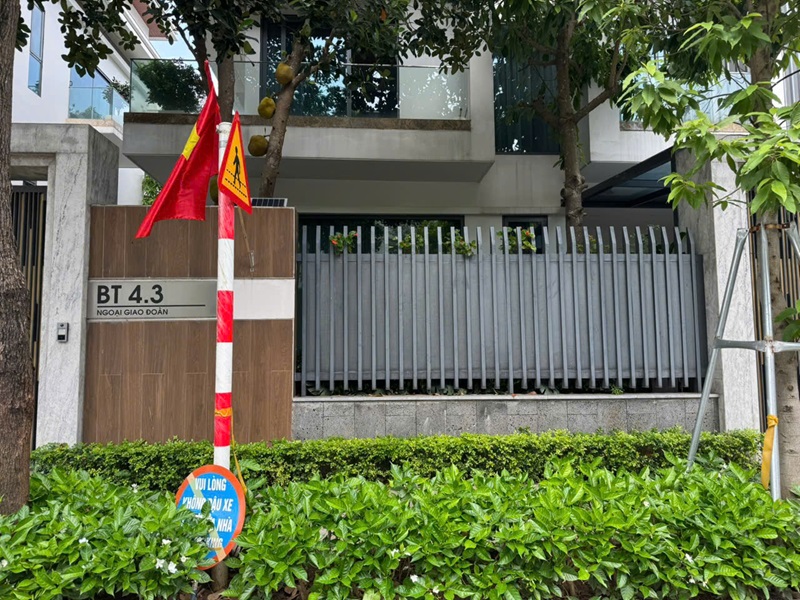 Gạch giả gỗ + Đá ong