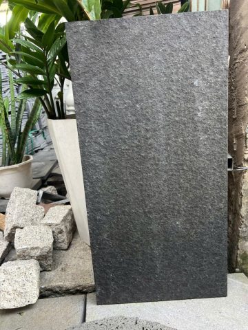 Giải pháp lát sân vườn chống trơn với đá bazan khò mặt cao cấp
