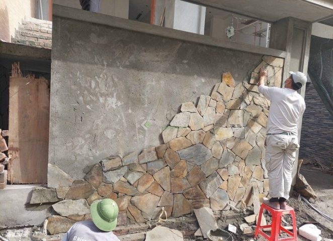 Thi công đá rối vàng ốp tường đẹp, bền, chuẩn kỹ thuật