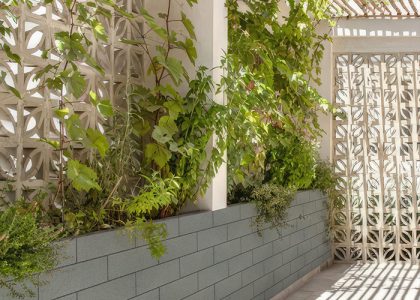 Gạch ốp tường Việt Nhật có bề mặt sắc nét, màu sắc hiện đại, sản phẩm phù hợp với nhiều không gian