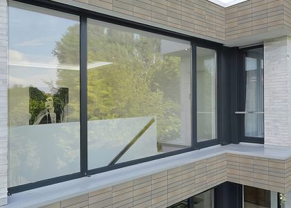 Gạch ốp tường Việt Nhật có bề mặt sắc nét, màu sắc hiện đại, sản phẩm phù hợp với nhiều không gian