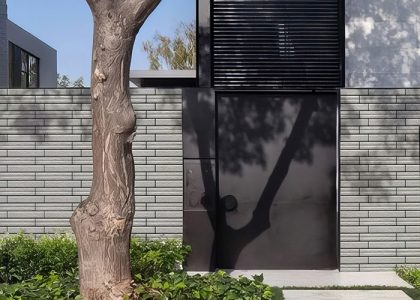 Gạch ốp tường Việt Nhật có bề mặt sắc nét, màu sắc hiện đại, sản phẩm phù hợp với nhiều không gian