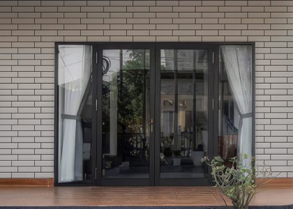 Gạch ốp tường Việt Nhật có bề mặt sắc nét, màu sắc hiện đại, sản phẩm phù hợp với nhiều không gian