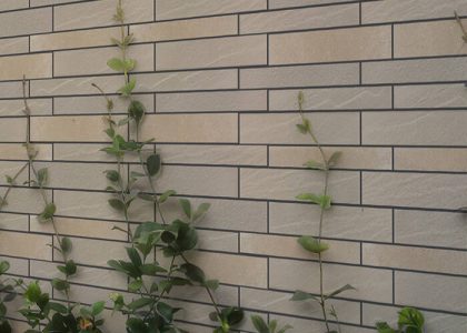 Gạch ốp tường Việt Nhật có bề mặt sắc nét, màu sắc hiện đại, sản phẩm phù hợp với nhiều không gian