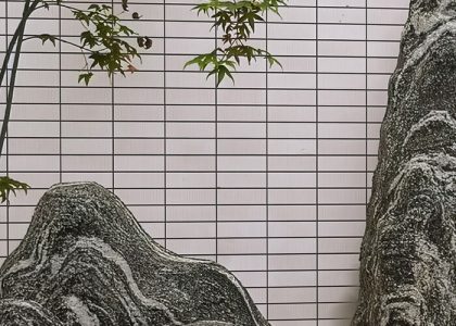 Gạch ốp tường Việt Nhật có bề mặt sắc nét, màu sắc hiện đại, sản phẩm phù hợp với nhiều không gian