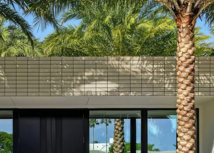 Gạch ốp tường Việt Nhật có bề mặt sắc nét, màu sắc hiện đại, sản phẩm phù hợp với nhiều không gian