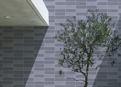Gạch ốp tường Việt Nhật có bề mặt sắc nét, màu sắc hiện đại, sản phẩm phù hợp với nhiều không gian