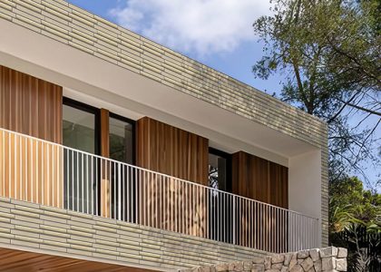 Gạch ốp tường Việt Nhật có bề mặt sắc nét, màu sắc hiện đại, sản phẩm phù hợp với nhiều không gian
