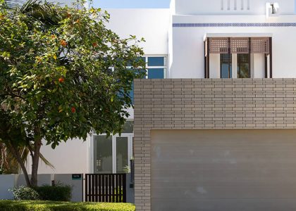 Gạch ốp tường Việt Nhật có bề mặt sắc nét, màu sắc hiện đại, sản phẩm phù hợp với nhiều không gian