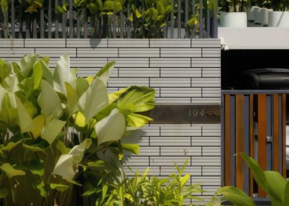 Gạch ốp tường Việt Nhật có bề mặt sắc nét, màu sắc hiện đại, sản phẩm phù hợp với nhiều không gian