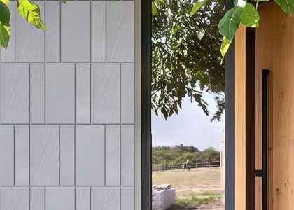 Gạch ốp tường Việt Nhật có bề mặt sắc nét, màu sắc hiện đại, sản phẩm phù hợp với nhiều không gian