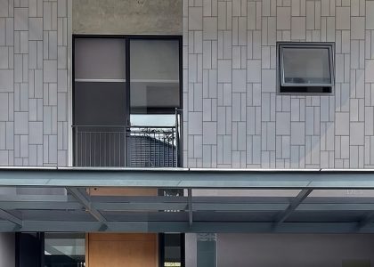 Gạch ốp tường Việt Nhật có bề mặt sắc nét, màu sắc hiện đại, sản phẩm phù hợp với nhiều không gian