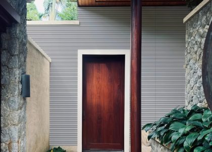 Gạch ốp tường Việt Nhật có bề mặt sắc nét, màu sắc hiện đại, sản phẩm phù hợp với nhiều không gian