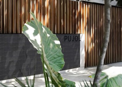 Gạch ốp tường Việt Nhật có bề mặt sắc nét, màu sắc hiện đại, sản phẩm phù hợp với nhiều không gian