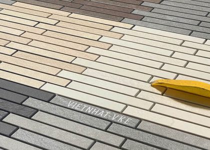 Gạch ốp tường Việt Nhật có bề mặt sắc nét, màu sắc hiện đại, sản phẩm phù hợp với nhiều không gian