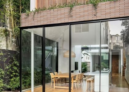 Gạch ốp tường Việt Nhật có bề mặt sắc nét, màu sắc hiện đại, sản phẩm phù hợp với nhiều không gian