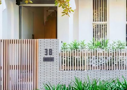 Gạch ốp tường Việt Nhật có bề mặt sắc nét, màu sắc hiện đại, sản phẩm phù hợp với nhiều không gian