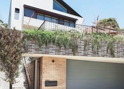 Gạch ốp tường Việt Nhật có bề mặt sắc nét, màu sắc hiện đại, sản phẩm phù hợp với nhiều không gian