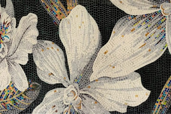 Tranh mosaic gồm những viên gạch nhỏ được nung khoảng 1230 độ C, nhiệt độ nung ổn định mang đến kết cấu vững chắc