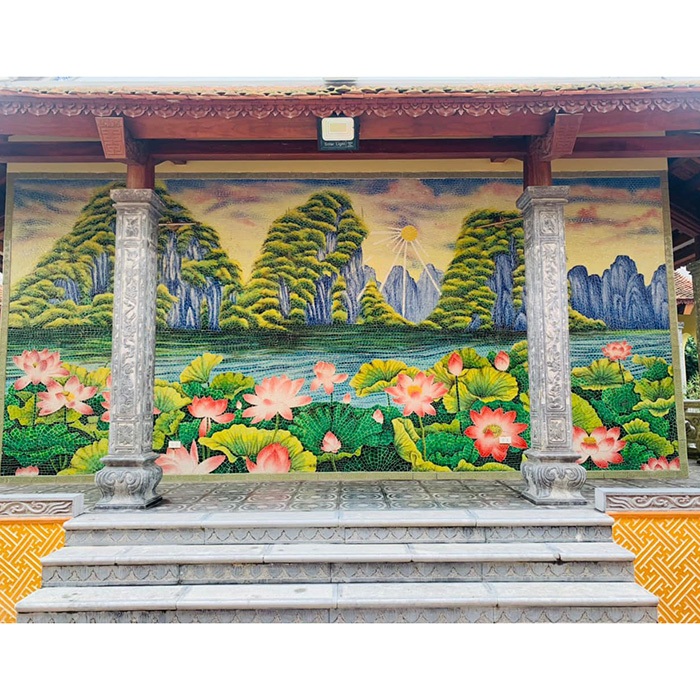 Tranh mosaic gồm những viên gạch nhỏ được nung khoảng 1230 độ C, nhiệt độ nung ổn định mang đến kết cấu vững chắc