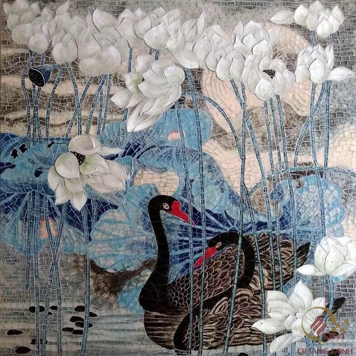Tranh mosaic gồm những viên gạch nhỏ được nung khoảng 1230 độ C, nhiệt độ nung ổn định mang đến kết cấu vững chắc