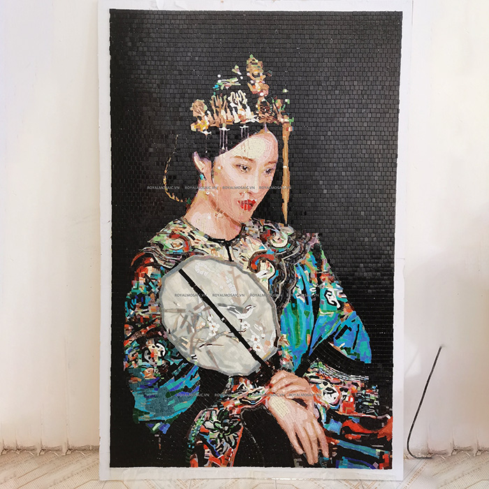 Tranh mosaic gồm những viên gạch nhỏ được nung khoảng 1230 độ C, nhiệt độ nung ổn định mang đến kết cấu vững chắc