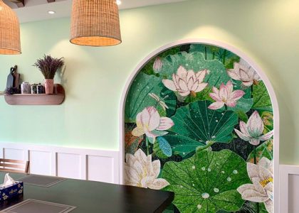 Tranh mosaic gồm những viên gạch nhỏ được nung khoảng 1230 độ C, nhiệt độ nung ổn định mang đến kết cấu vững chắc