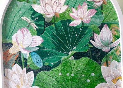 Tranh mosaic gồm những viên gạch nhỏ được nung khoảng 1230 độ C, nhiệt độ nung ổn định mang đến kết cấu vững chắc