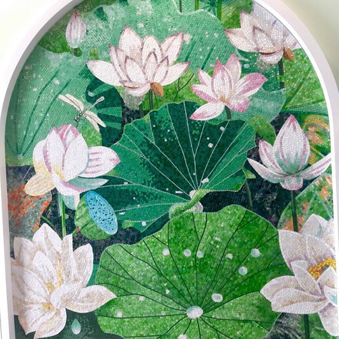 Tranh mosaic gồm những viên gạch nhỏ được nung khoảng 1230 độ C, nhiệt độ nung ổn định mang đến kết cấu vững chắc