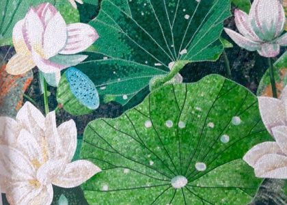 Tranh mosaic gồm những viên gạch nhỏ được nung khoảng 1230 độ C, nhiệt độ nung ổn định mang đến kết cấu vững chắc